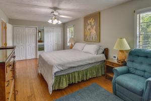 Ένα ή περισσότερα κρεβάτια σε δωμάτιο στο Spacious Downtown Montgomery Home with Yard, Patio!