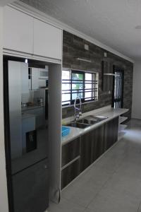 盧薩卡的住宿－Blue Agave MH，厨房配有水槽和台面