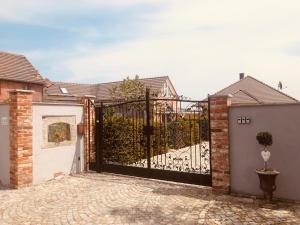 a gate to a driveway in a house at Alte Schmiede mit Sauna, Pool und Whirpool im Außenbereich schönstes Ferienhaus der Lausitz in Elsterheide