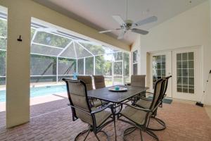 een eetkamer met een tafel en stoelen en een zwembad bij Simplicity Citrus Springs Home about 4 Mi to Rivers! in Dunnellon