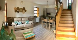 a living room with a couch and a kitchen at Maistraren Etxea EVI00179 in Saracho