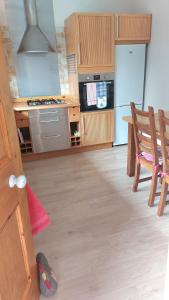 uma cozinha com uma mesa e um fogão forno superior em Upper Deck em Eyemouth