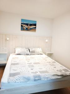 een slaapkamer met een groot bed met een foto aan de muur bij Siesta apartment Bled in Bled