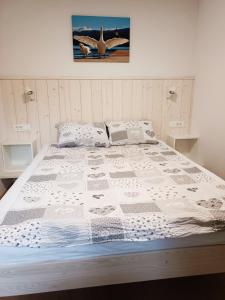 een slaapkamer met een bed met een quilt bij Siesta apartment Bled in Bled