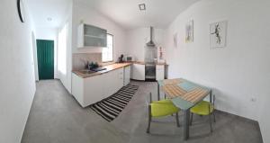 uma cozinha com mesa e cadeiras num quarto em Casa Castanheiro em Tolosa
