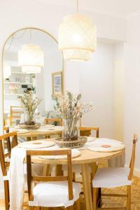 uma sala de jantar com uma mesa com cadeiras e um espelho em jh - Creado como un Hotel Boutique em Buenos Aires