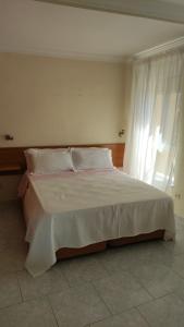 una camera da letto con un grande letto bianco e una finestra di VISTA PLAYA a Algarrobo-Costa