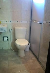 a small bathroom with a toilet and a shower at Saiyú Aeropuerto in Luque