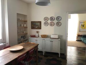 een eetkamer met een tafel en borden aan de muur bij Casa Vacanze Labiena 129 in Laveno