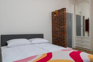 เตียงในห้องที่ Malila Premium Apartments Cracow Centre Starowiślna 41