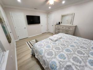 TV at/o entertainment center sa Serenity in Paradise
