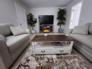 TV at/o entertainment center sa Serenity in Paradise