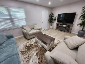 TV at/o entertainment center sa Serenity in Paradise