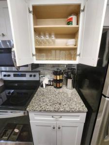 Kitchen o kitchenette sa Serenity in Paradise