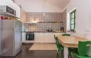 Kuchyňa alebo kuchynka v ubytovaní 3 Bedroom Cozy Home In Sukosan