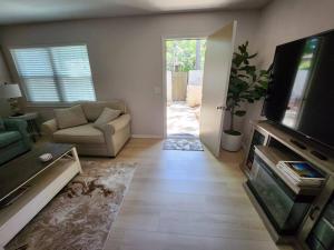 TV at/o entertainment center sa Serenity in Paradise