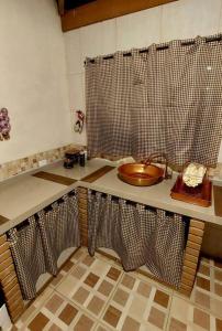 een badkamer met een wastafel en een douche bij MEU PEDACINHO DO CÉU um lugar para se desconectar in São Francisco Xavier