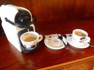 キャッスルタウンベアにあるIsland View Houseのコーヒーメーカー、テーブルの上に2杯