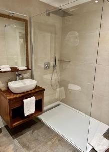łazienka z umywalką i prysznicem w obiekcie Haus Wenger Mountain View & Swimming Pool w Kaprunie