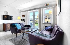 een woonkamer met een bank en een tafel bij 2 Bedroom Amazing Apartment In Rm in Sønderby