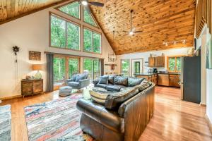 Χώρος καθιστικού στο Woodhaven Hideaway