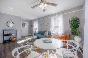een woonkamer met een witte tafel en stoelen bij Serene Beachy Bungalow with Large Screened Porch! in Tampa