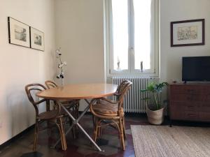 een eetkamer met een houten tafel en stoelen bij Casa Vacanze Labiena 129 in Laveno