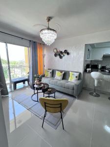 een woonkamer met een bank en een tafel bij Apartamento Santo Domingo Este in Mendoza