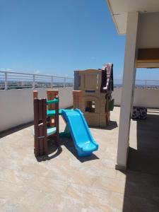 een speeltuin op het dak van een huis bij Apartamento Santo Domingo Este in Mendoza