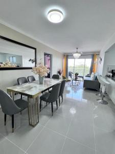 a dining room and living room with a table and chairs at Apartamento Santo Domingo Este in Mendoza