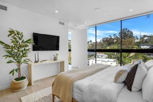 a bedroom with a large bed and a large window at Experience Eco-Luxury at its Finest - Centrally Located Clea House in San Diego! in San Diego
