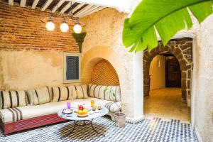 - un salon avec un canapé et une table dans l'établissement DAR44, à Essaouira