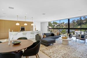 uma sala de estar com um sofá e uma mesa em Experience Eco-Luxury at its Finest - Centrally Located Clea House in San Diego! em San Diego