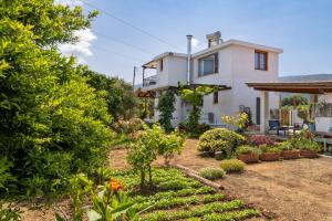 un jardín frente a una casa en Eliva house en La Canea