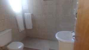 福爾摩沙的住宿－departamento de arriba temporal，一间带卫生间和水槽的浴室