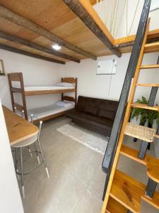 Habitación con litera y escalera en Atenas - Lofts com Cozinha - Próximo Aeroporto e Rodoviária, en Porto Seguro