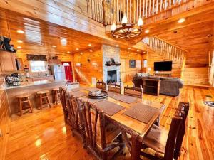 Imagen de la galería de * *Luxury 4 Bdrms, Views, Theater, Arcade, Firepit, en Gatlinburg