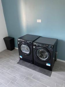 eine Waschmaschine in der Ecke eines Zimmers in der Unterkunft Cosy house in Somain