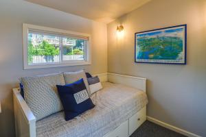 ein kleines Schlafzimmer mit einem Bett und einem Fenster in der Unterkunft Waterfront Hood Canal Cottage Steps to the Beach! in Belfair
