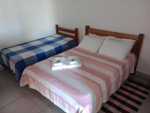 dos camas sentadas una al lado de la otra en una habitación en Chalés do Apolinário, en Tiradentes