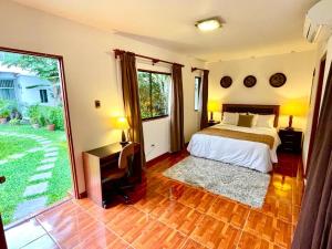 ein Schlafzimmer mit einem Bett und einem großen Fenster in der Unterkunft Casa Bella Boutique Hotel San Isidro in Lima
