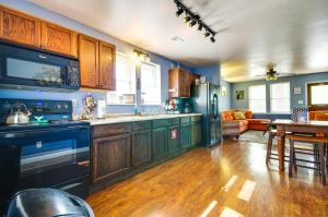 una cucina con pareti blu e armadi in legno di Downtown Hermann Vacation Home Near Wineries! a Hermann