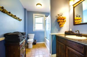un baño con lavabo e inodoro en Downtown Hermann Vacation Home Near Wineries!, en Hermann 24 fotos más