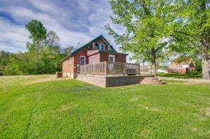 Una casa con un gran patio al frente. en Downtown Hermann Vacation Home Near Wineries!, en Hermann