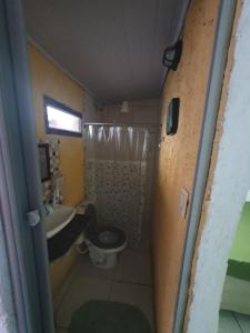 Baño pequeño con aseo y lavamanos en Pousada das Artes 1, en Mongaguá