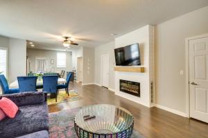 sala de estar con sofá, mesa y TV en Pet-Friendly Davenport Home - Near Casino and Golf, en Davenport