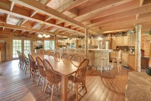 - une salle à manger et une cuisine avec une table et des chaises dans l'établissement Fraziers Bottom Cabin on 800 Acres of Land with Lake, 