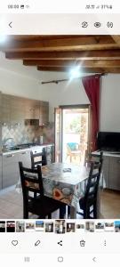 een keuken met een tafel en stoelen in een kamer bij Appartamento vista Parco Tepilora in Torpè