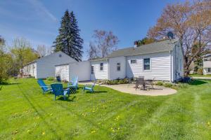 una casa blanca con sillas y mesas en un patio en Sturgeon Bay Home about 6 Mi to Potawatomi State Park, en Sturgeon Bay