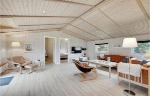 una sala de estar con un sofá y una mesa en Holiday Home Hedetoftvej Blåvand Vi, en Blåvand
